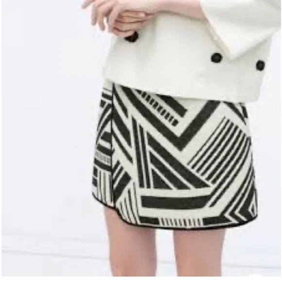 Zara - Black and White Geometric Skirt size M - Picture 3 of 9